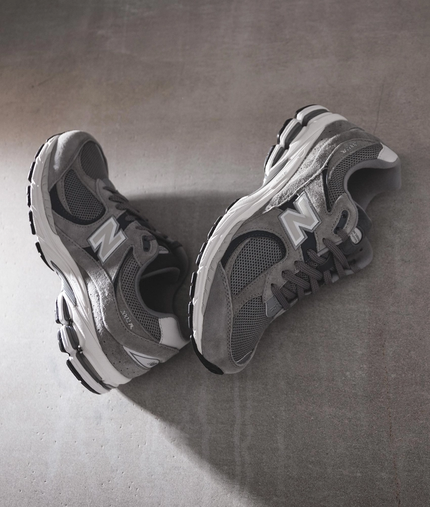 New Balance Mens 2002R Sneakers